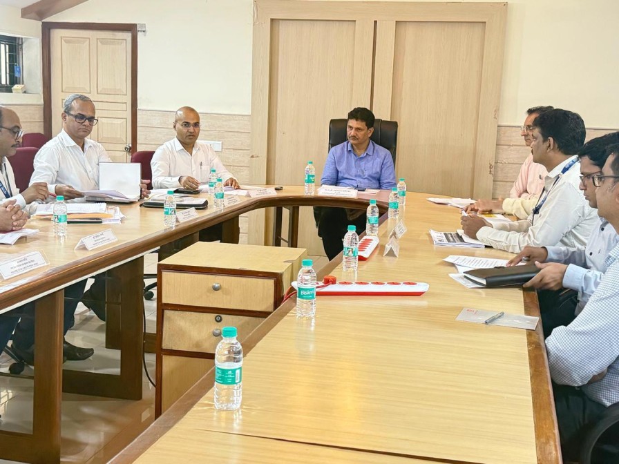 Hon&#039;ble Minister, Public Health and Family Welfare reviews the work of Maharashtra State AIDS Control Society.