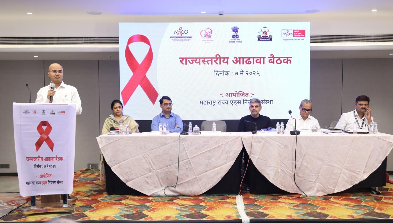 महाराष्ट्र राज्य एड्स नियंत्रण संस्थेचे  प्रकल्प संचालक डॉ. सुनिल भोकरे उपस्थितांना मार्गदर्शन करतांना 